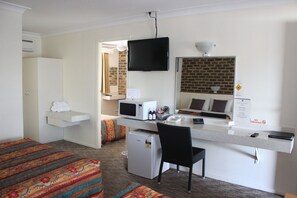 Minibar, kostenloses WLAN, Bettwäsche, Wecker