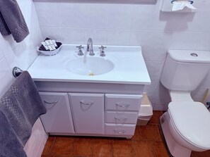 Buồng tắm vòi sen, đồ dùng nhà tắm miễn phí, máy sấy tóc, khăn tắm 