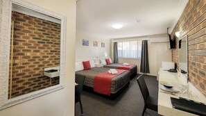 Familiesuite | Skrivebord, strykejern/-brett, wi-fi (inkludert) og sengetøy