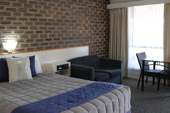 Minibar, wifi gratis, ropa de cama y despertador