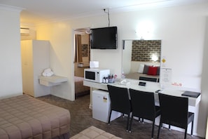 Minibar, kostenloses WLAN, Bettwäsche, Wecker