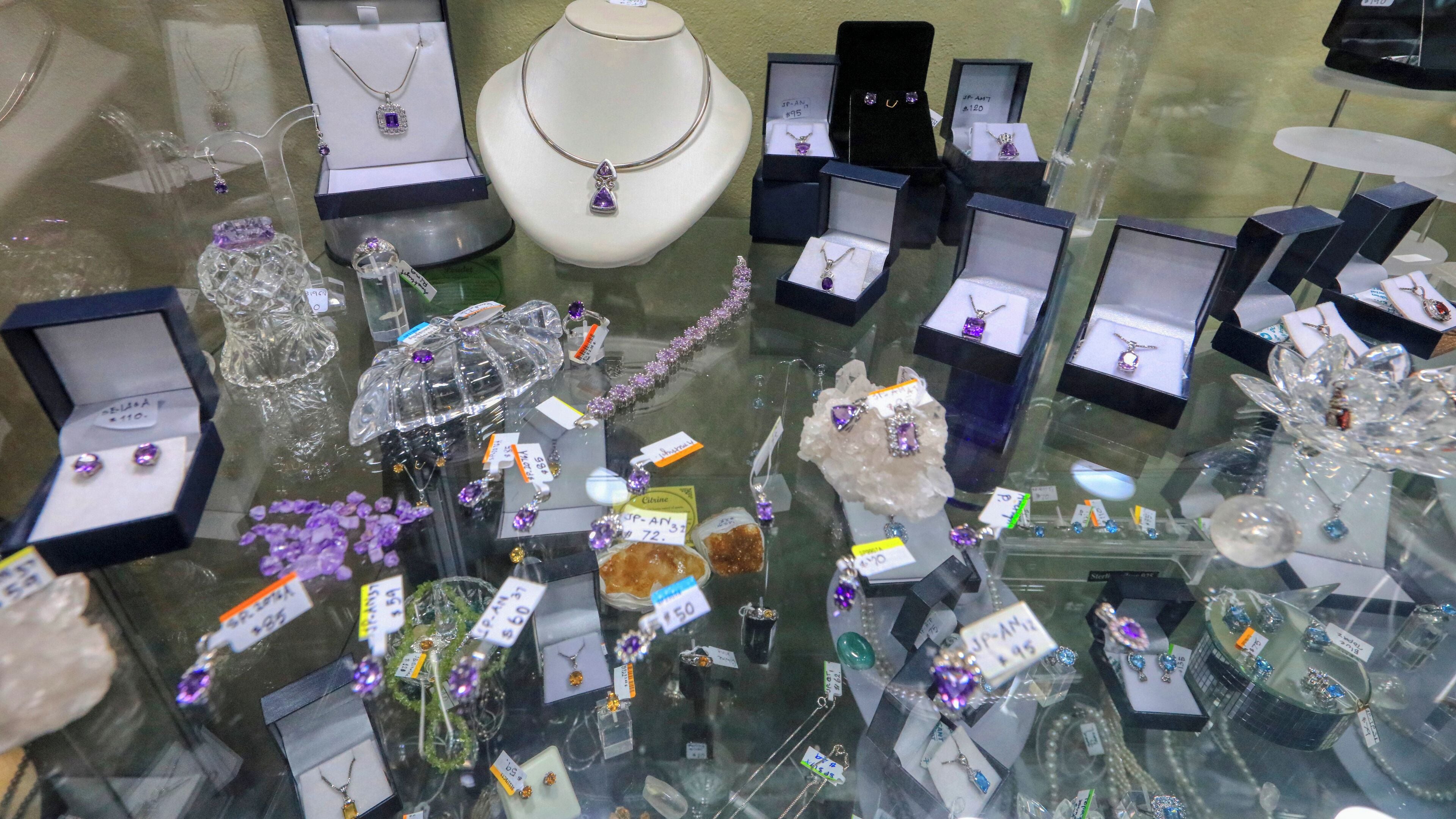 Een juwelenwinkel met diverse items in vitrines en op etalages.