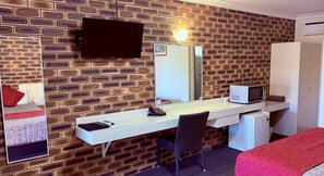 2 kamar tidur, meja kerja, setrika/meja setrika, dan Wi-Fi gratis
