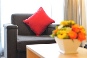 Studio Queen Apartment | In-room safe, desk, iron/ironing board, free WiFi
