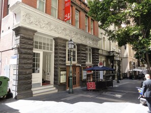 Exterior - Metro Apartments on Bank Place (Melbourne)