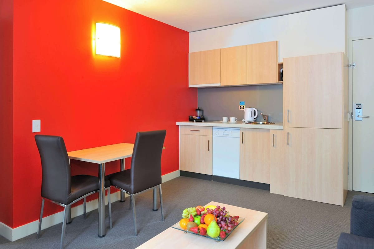 Apartment, 1 Bedroom | Ruang tamu | 32 inci televisyen LCD dengan digital, TV