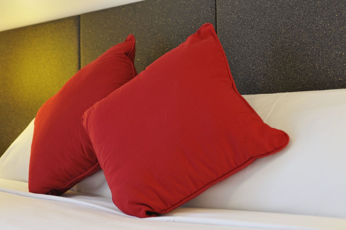 Coffres-forts dans les chambres, bureau, fer et planche à repasser