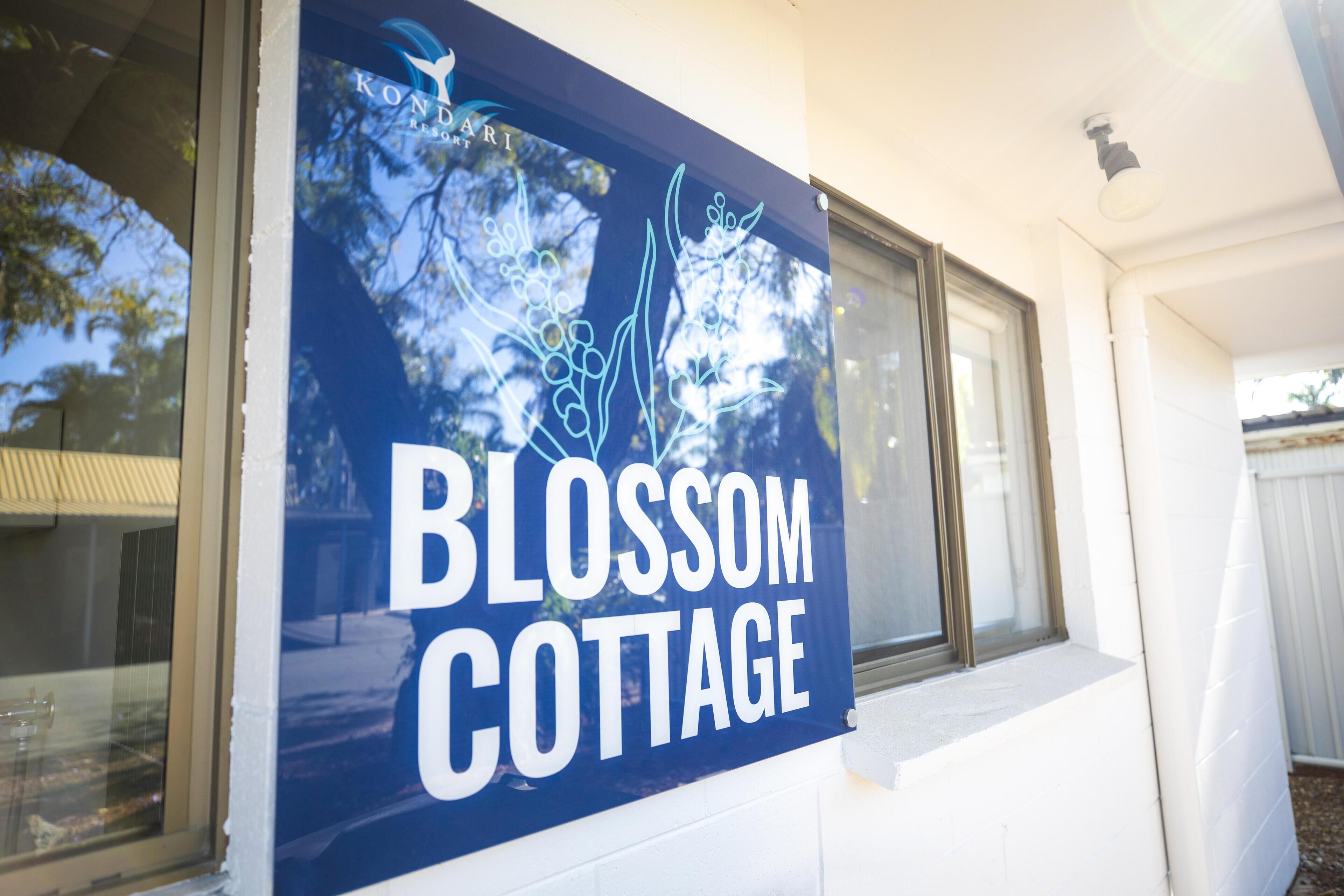 Segnaletica per Blossom Cottage.