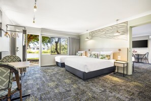 Phòng Superior, 2 phòng ngủ, quang cảnh hồ | Bàn, bàn ủi/dụng cụ ủi quần áo, bộ trải giường, đồng hồ báo thức 