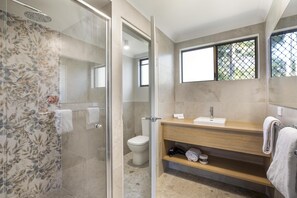 Habitación superior, varias camas | Baño | Regadera, amenidades de baño gratuitas, secadora de cabello, toallas 