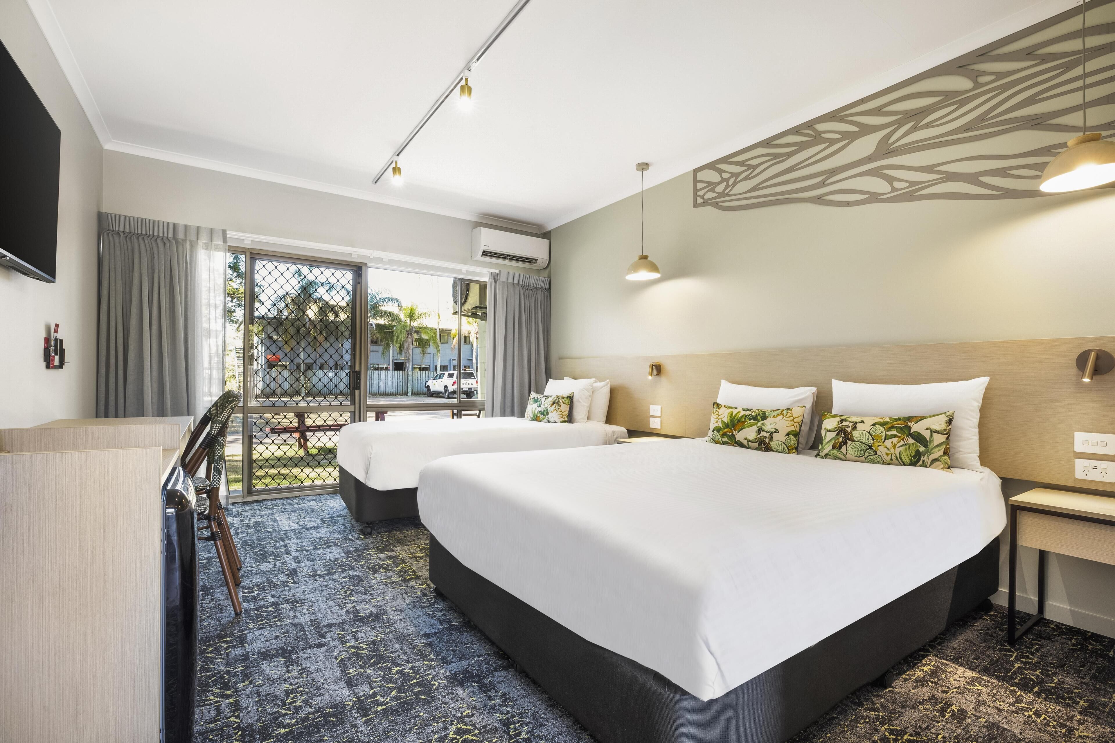 Studio Queen & Single