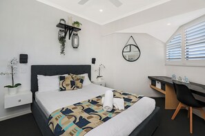 Deluxe Apartment, 1 Bedroom (Upper Level) | Langsir/tirai gelap terus, seterika/papan seterika, katil bayi/kot 