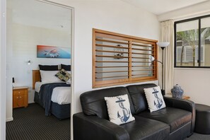 Standaard appartement, 1 slaapkamer, niet-roken, keuken (Queen Bed Suite Lower Level) | Woonruimte | Televisie