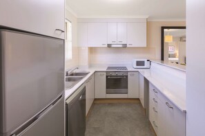 Full-sized fridge, microwave, oven, stovetop