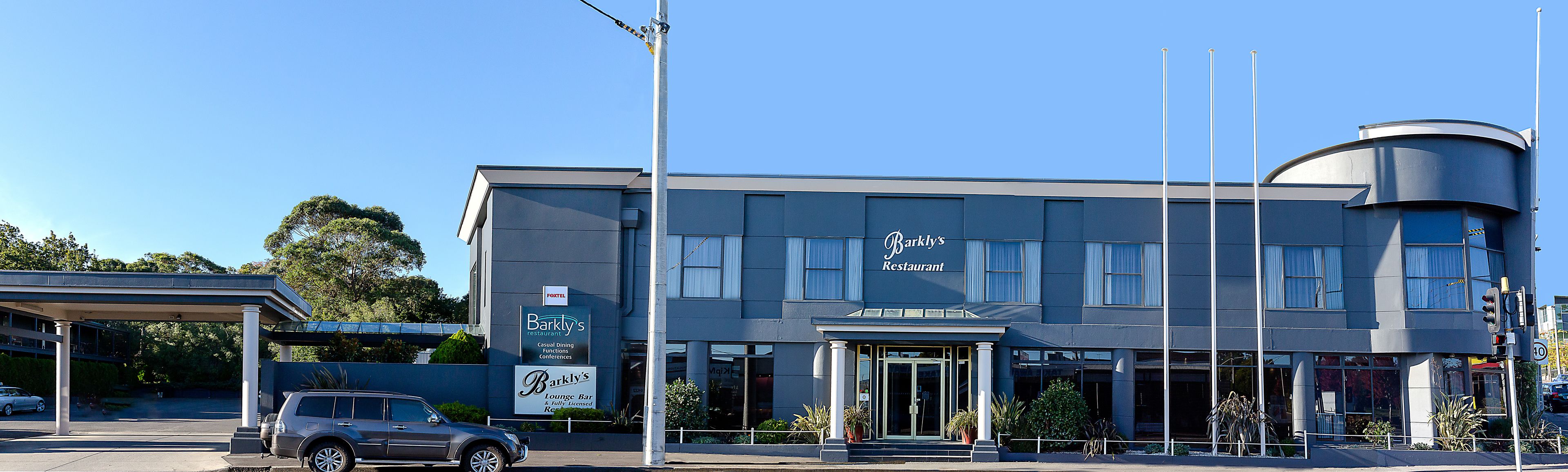 Un bâtiment moderne, sur lequel on peut lire l’enseigne du restaurant Barkly’s, indiquant qu’il propose un service de restauration décontracté et qu’il est également disponible pour l’organisation d’événements et de conférences.