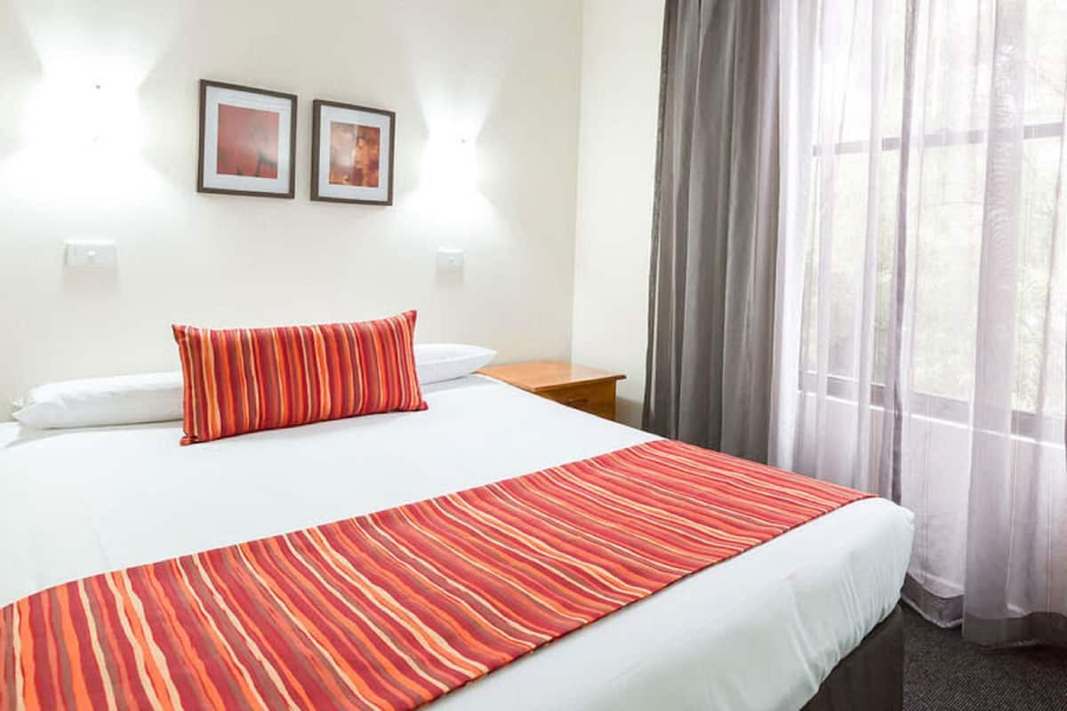 Standard Queen Room | Minibar, desk, soundproofing, iron/ironing board