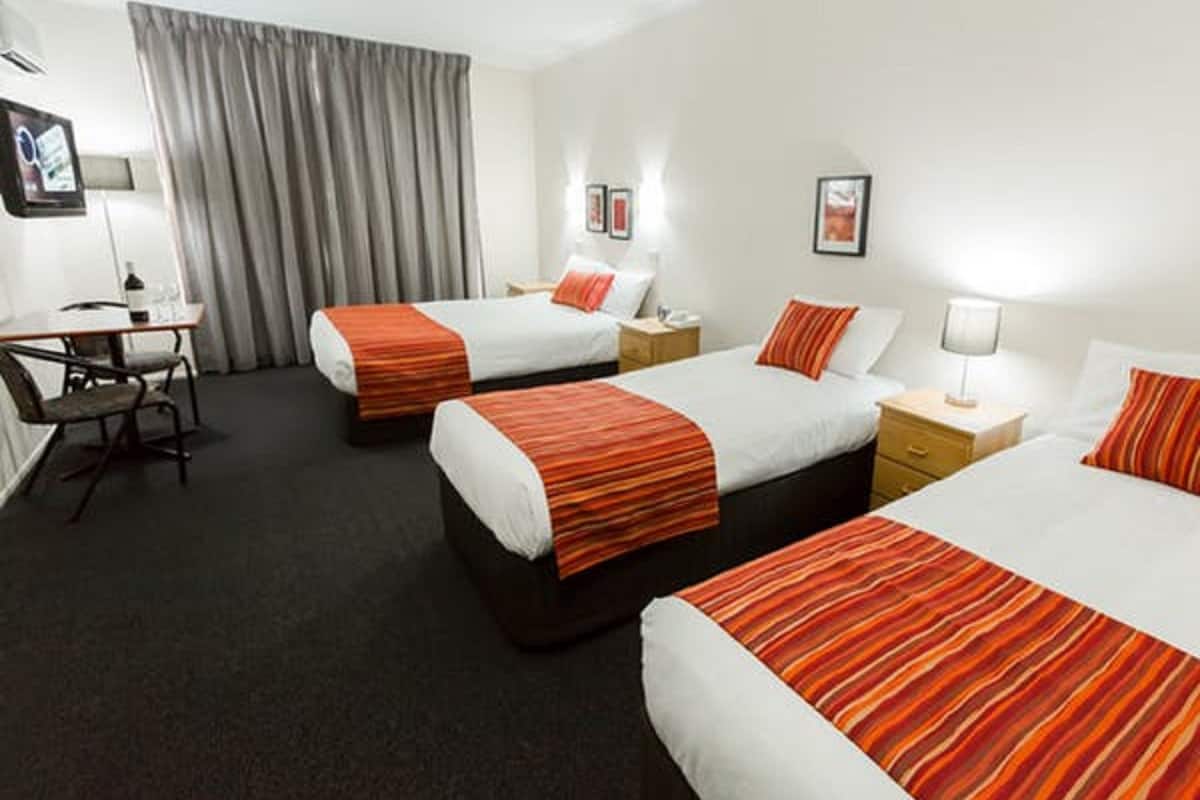 Standard Triple Room | Minibar, desk, soundproofing, iron/ironing board