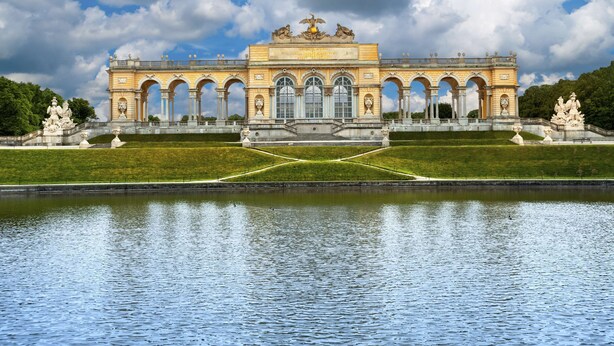 A grand building with a symmetrical facade, large windows, and a central entrance. - NH Danube City (Vienna)