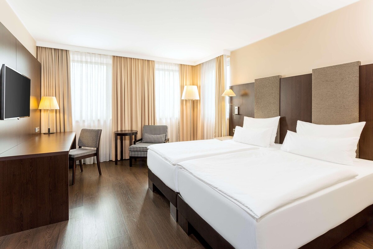 Ropa de cama hipoalergénica, colchones con pillow-top y minibar