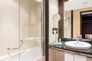 Combined shower/tub, eco-friendly toiletries, hair dryer, bathrobes - NH Danube City (Vienna)