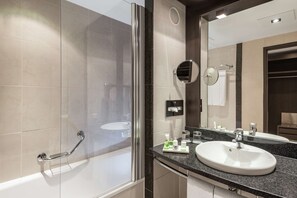 Kombination af bruser/badekar, miljøvenlige toiletartikler, hårtørrer