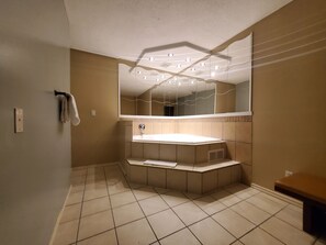 Suite, 1 cama Queen size, para no fumadores, hidromasaje | Tina de hidromasaje