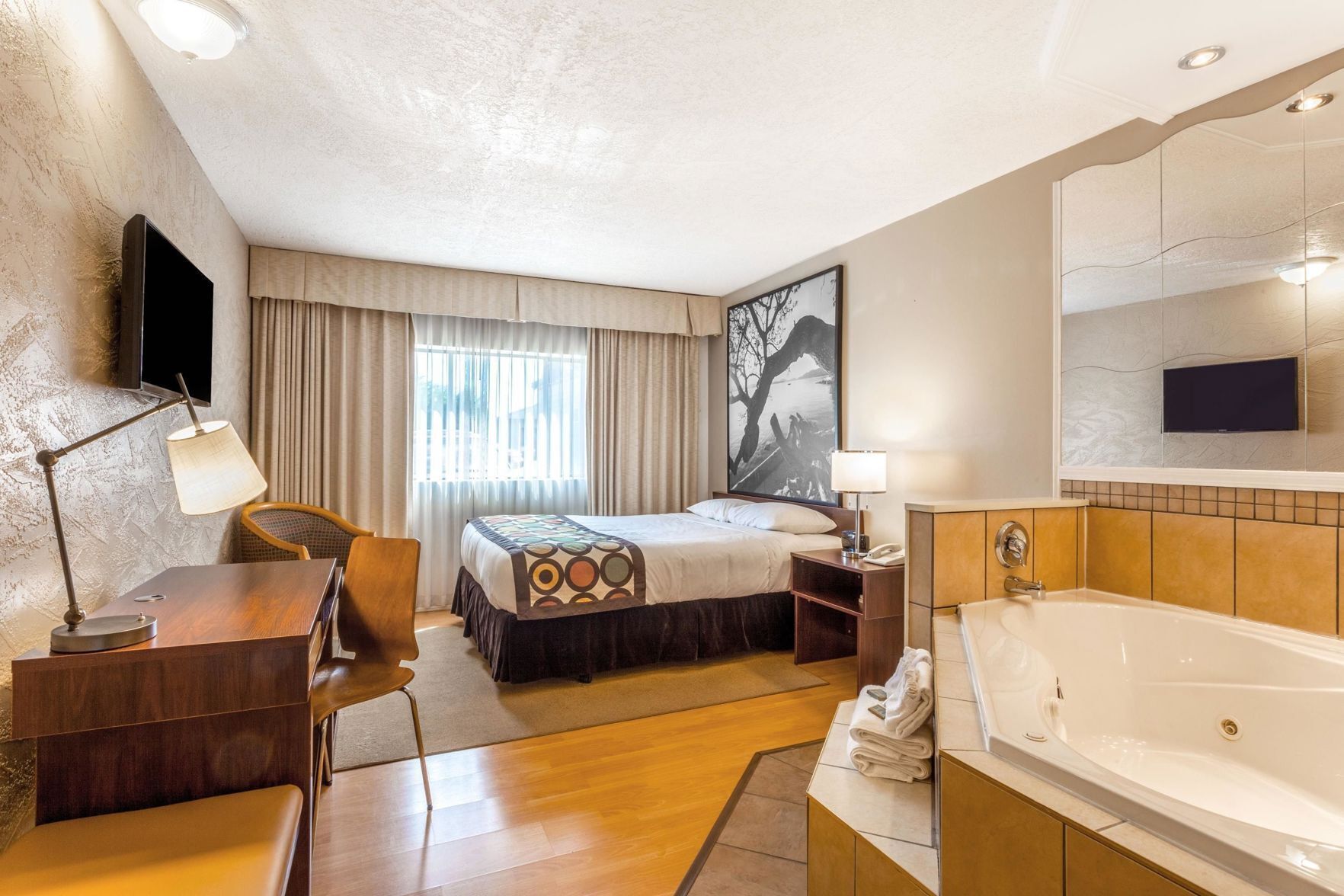 Escrivaninha, cortinas blackout, ferros/tábuas de passar roupa