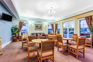 Bao gồm bữa sáng tự phục vụ hàng ngày 