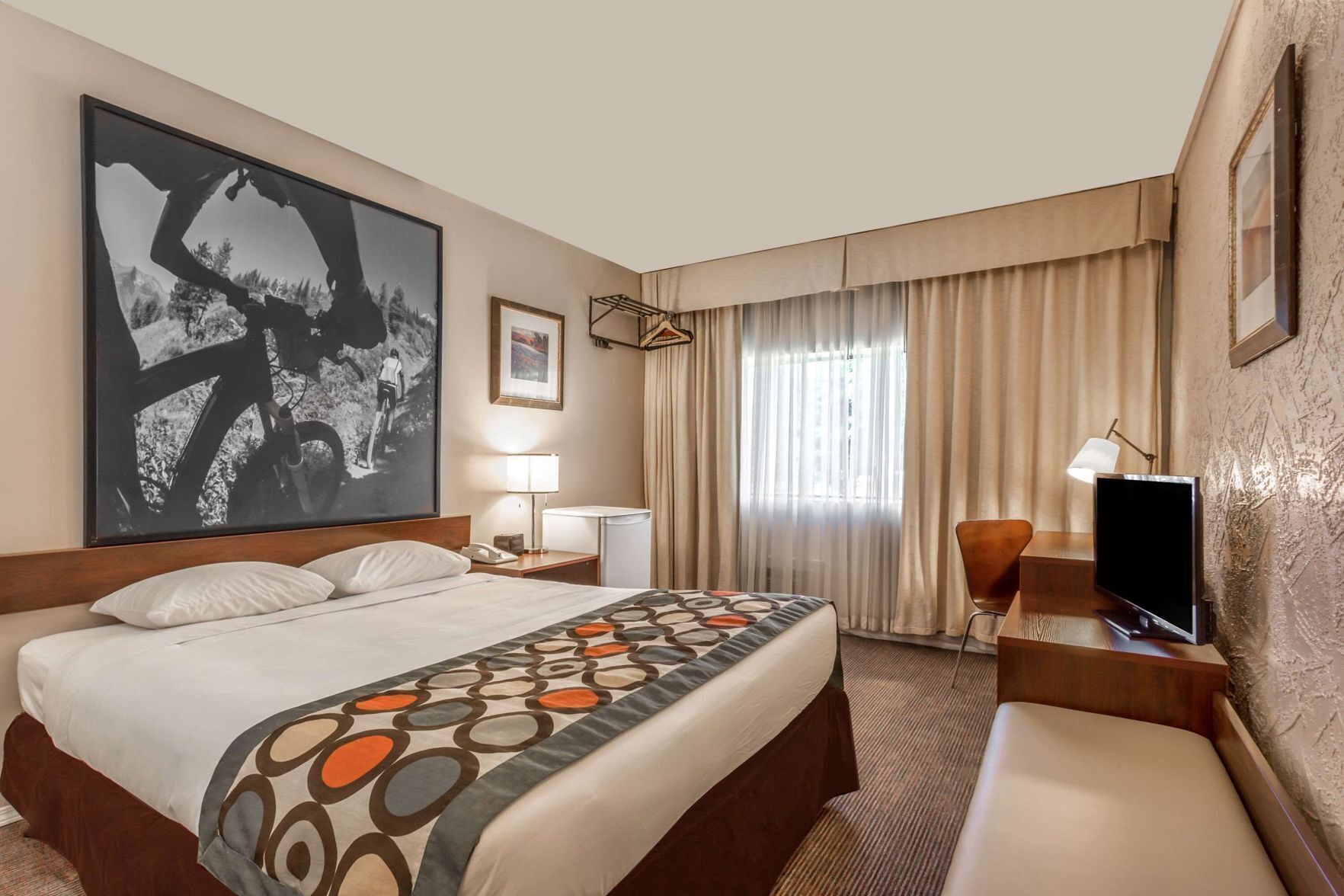 Escrivaninha, cortinas blackout, ferros/tábuas de passar roupa