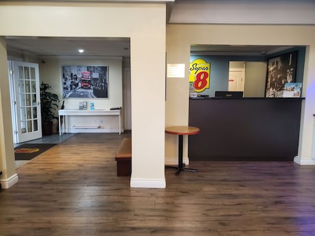 Lobby. Super 8 by Wyndham Duncan