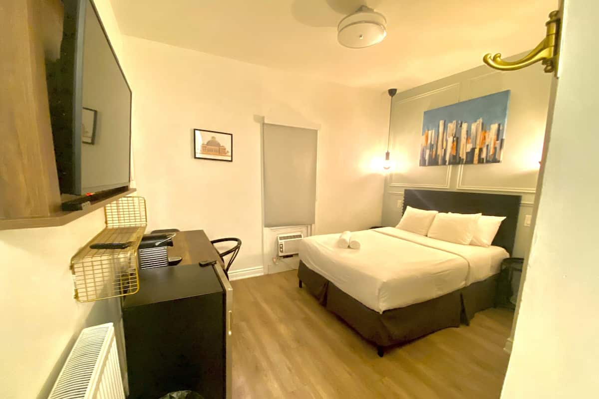 Chambre, 1 lit double | Bureau, fer et planche Ă repasser, Wi-Fi gratuit, draps fournis