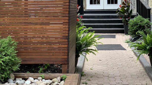 A wooden building with a number '117' and a sign for 'Penbrooke Toronto Inn'. - Pembroke Inn (Toronto)