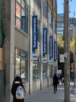 Een gebouw met meerdere Ryerson University vlaggen.