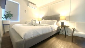 Habitación Premium | Escritorio, tabla de planchar con plancha, wifi gratis y ropa de cama 