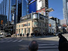 Vista de la calle con un edificio que muestra el rótulo 