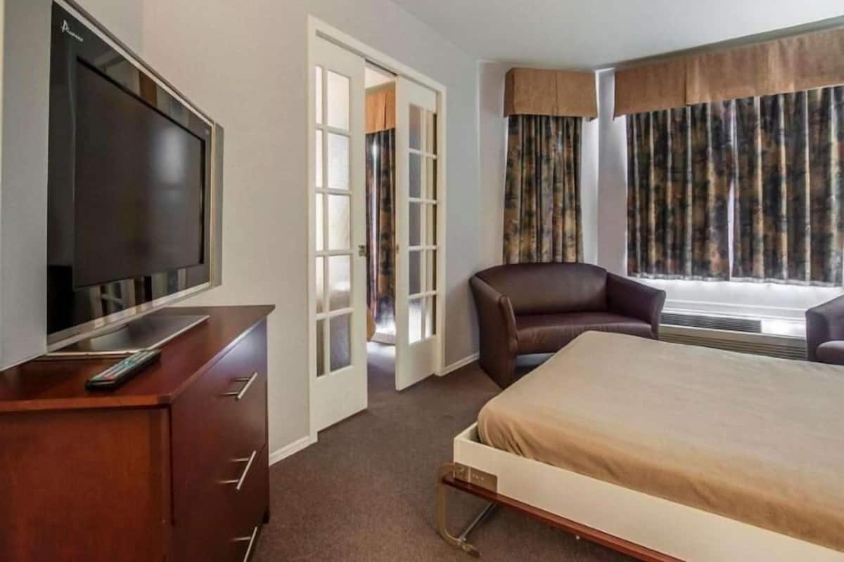 Desk, soundproofing, iron/ironing board, free cots/infant beds