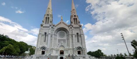 Una gran catedral con dos altas agujas y un rosetón central.