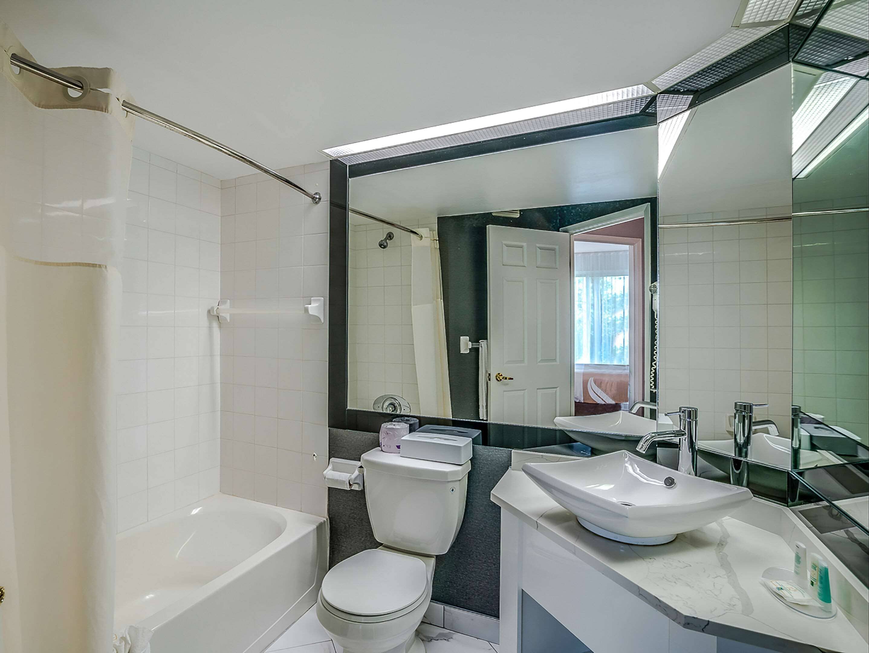 combined shower/bathtub, free toiletries, hair dryer, towels