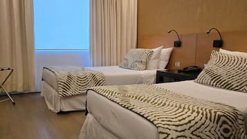 Standard Twin Room | In-room safe, desk, laptop workspace, soundproofing