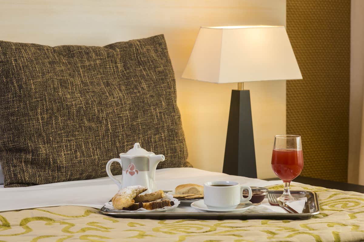 Zimmersafe, Schreibtisch, laptopgeeigneter Arbeitsplatz