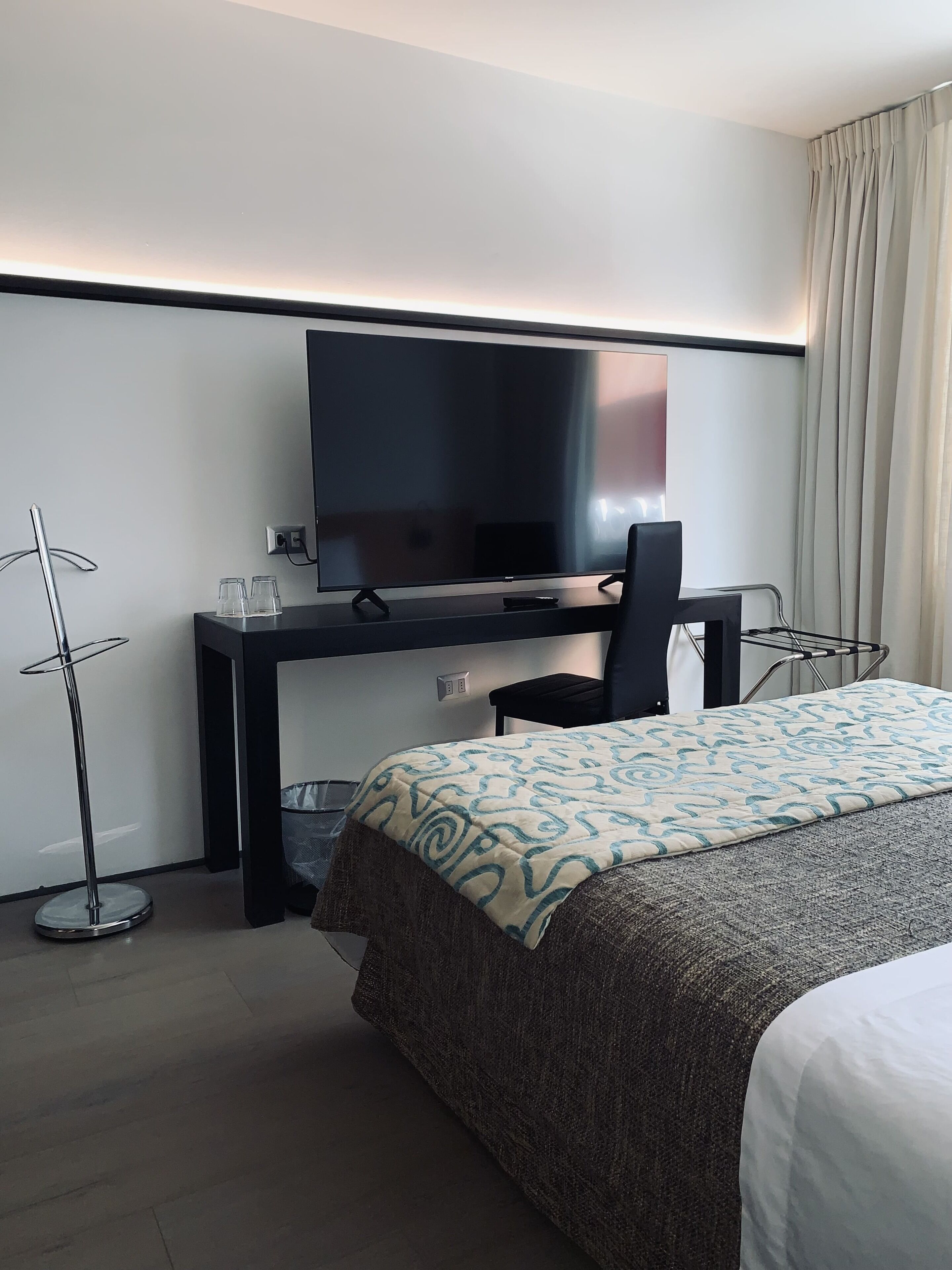 Dobbeltrom – standard | Safe på rommet, skrivebord, skrivebord for bærbar PC og lydisolert