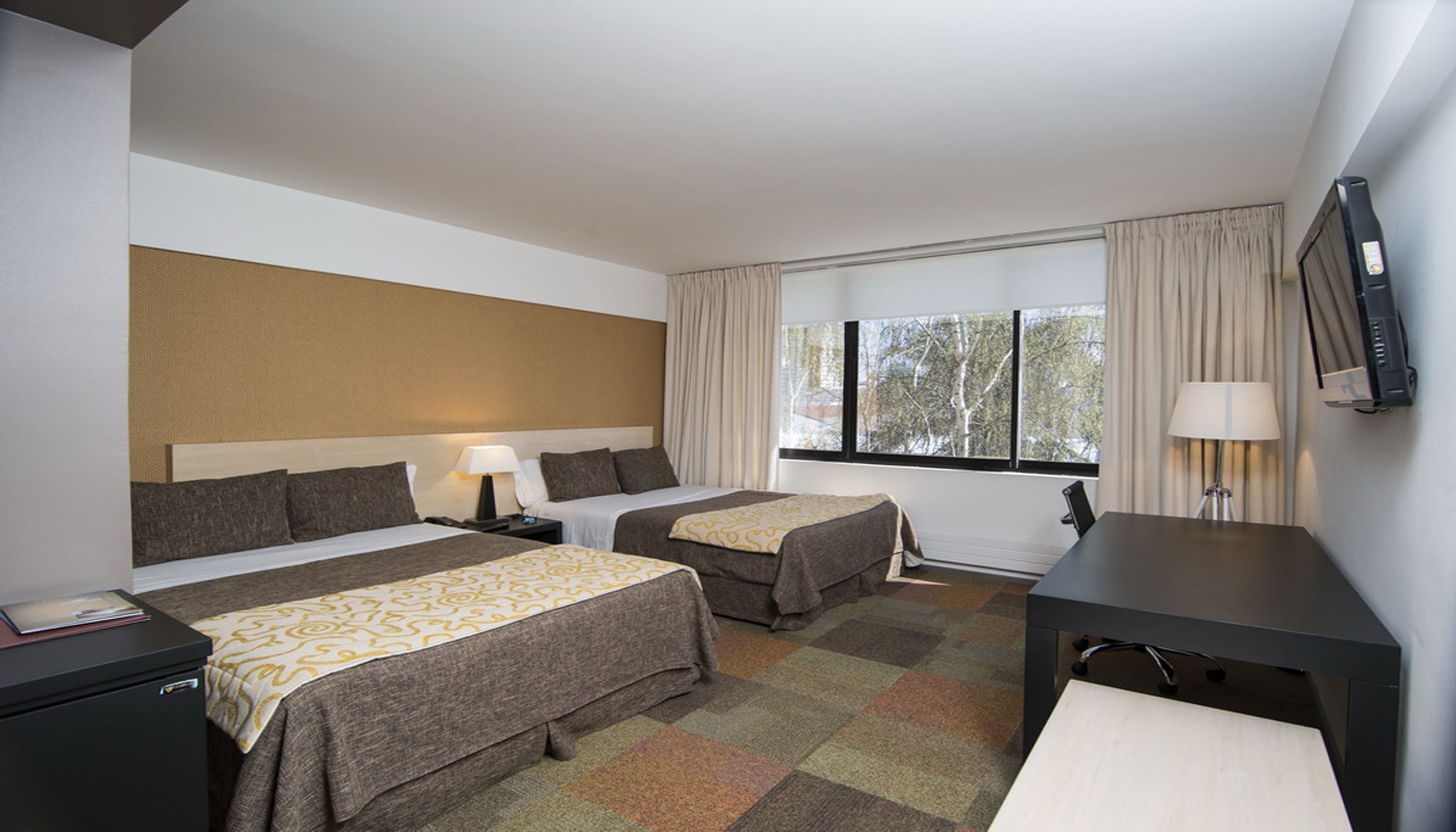 객실 내 금고, 책상, 노트북 작업 공간, 방음 설비