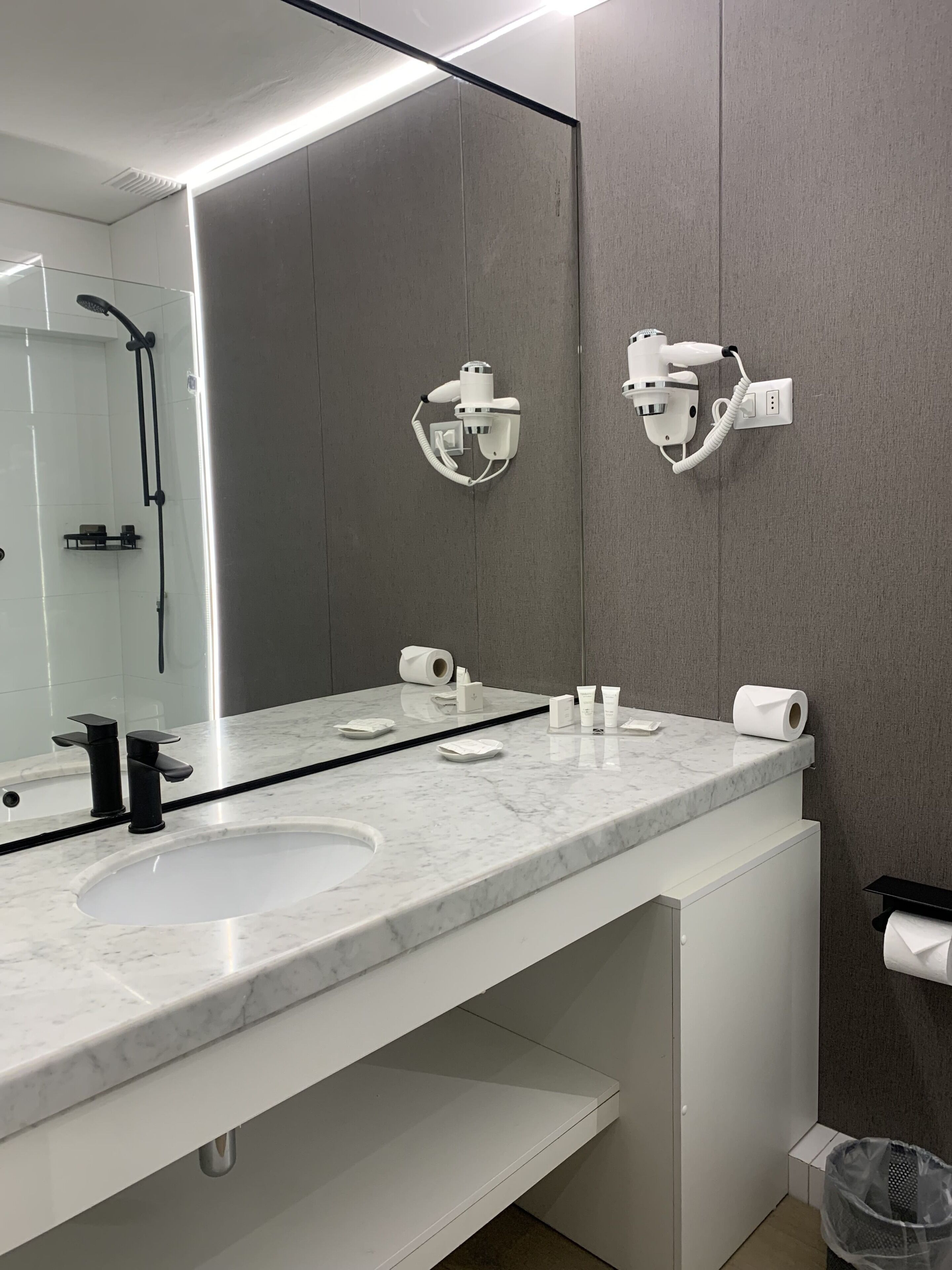 Dusj, toalettartikler (inkludert), hårføner og håndklær