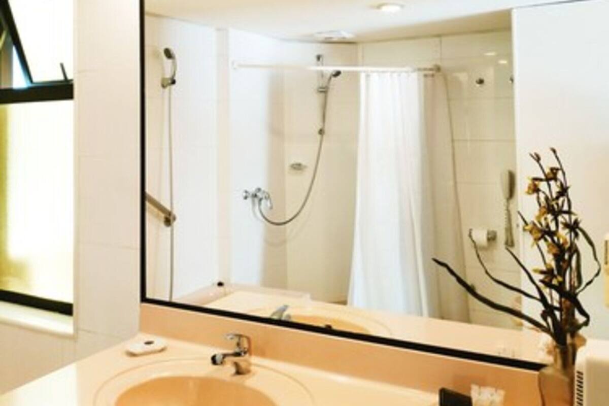 senior suite | bathroom | shower, free toiletries, hair dryer, towels