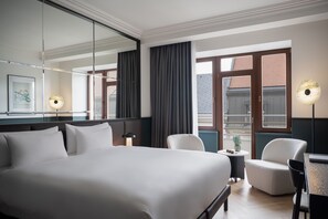 Almanac X Room King with Balcony | Ylelliset vuodevaatteet, minibaari, tallelokero huoneessa, työpöytä