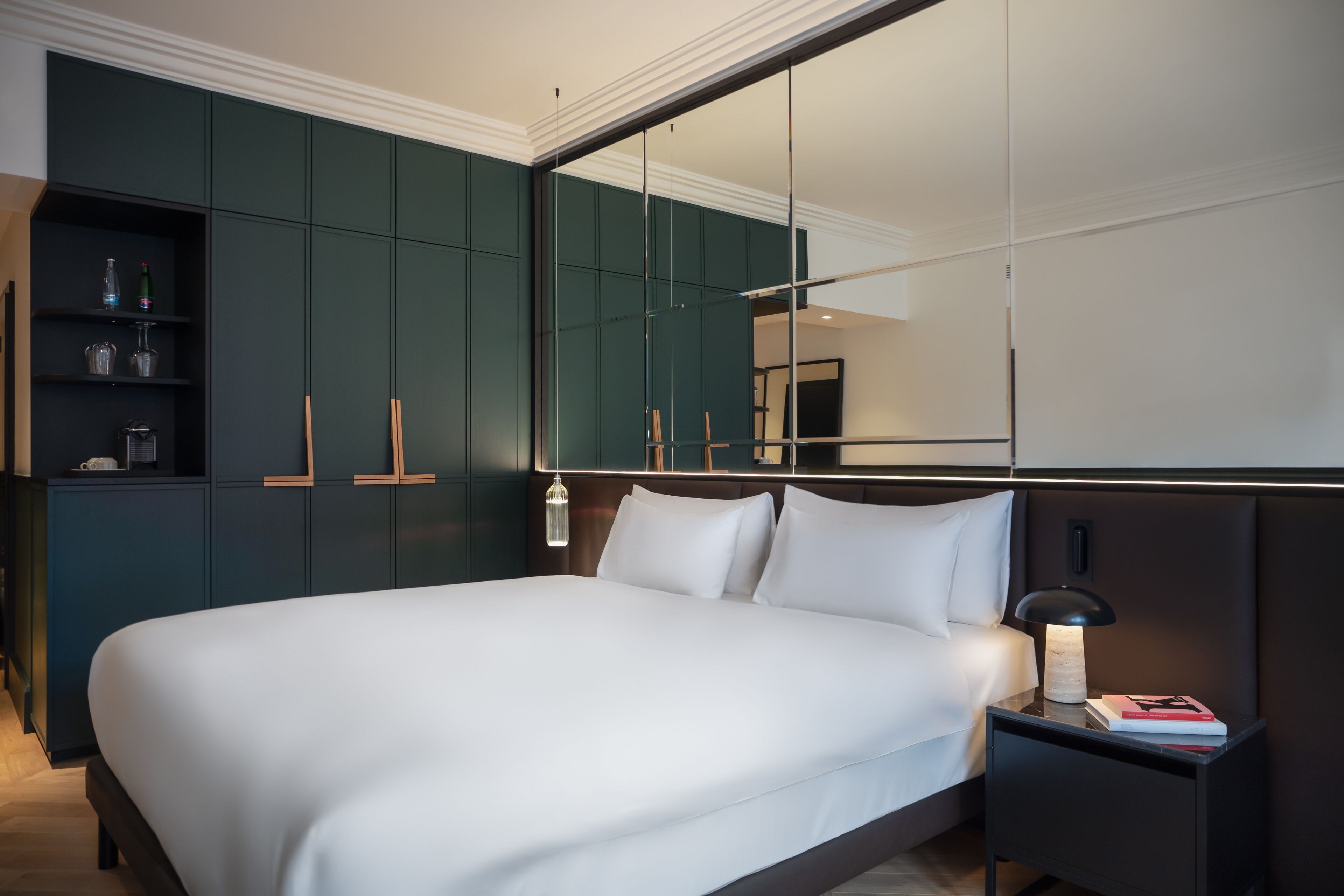Almanac X Room King with Balcony | Sengetøy av topp kvalitet, minibar, safe på rommet og skrivebord
