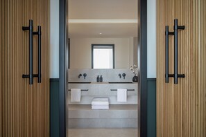 Suite exécutive, balcon | Salle de bain | Douche, articles de toilette griffés, séchoir à cheveux, peignoirs