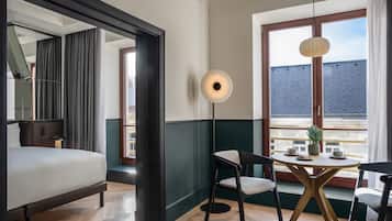 Hochwertige Bettwaren, Minibar, Zimmersafe, Schreibtisch