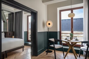 Executive Suite | Premium bedding, minibar, in-room safe, desk