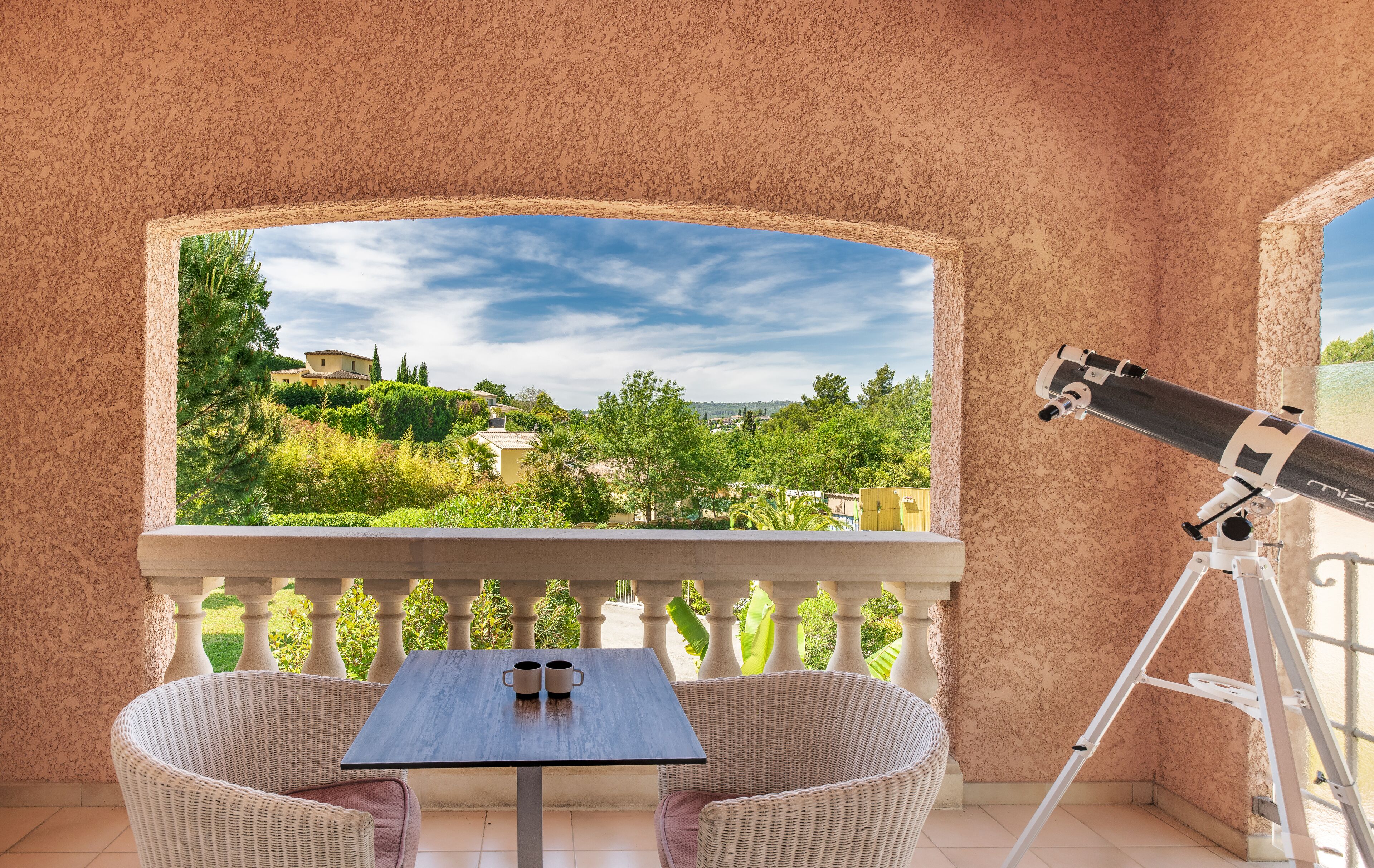 ห้องลักซ์ชัวรี่ดับเบิลหรือทวิน | เตียงพร้อมฟูกเสริมที่นอน, มินิบาร์, ตู้นิรภัยในห้องพัก